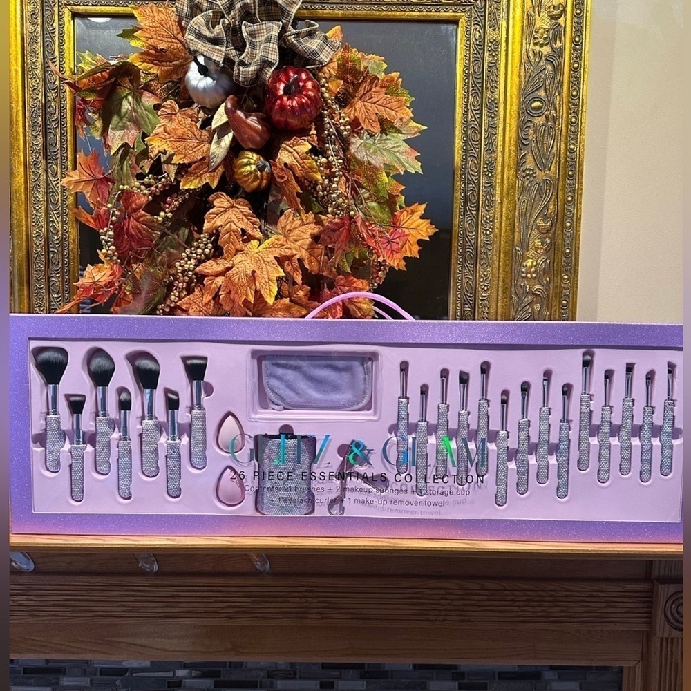 Glitz and Glam 26 Piece Essentials Collection Makeup Set